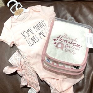 Set and burp cloth’s